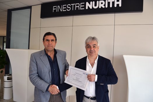 F.P.Zancarini - Direttore Commerciale NURITH S.p.A. mentre riceve l'ambito attestato  dal dott. Agostino Pellegrino della CRIBIS D&B