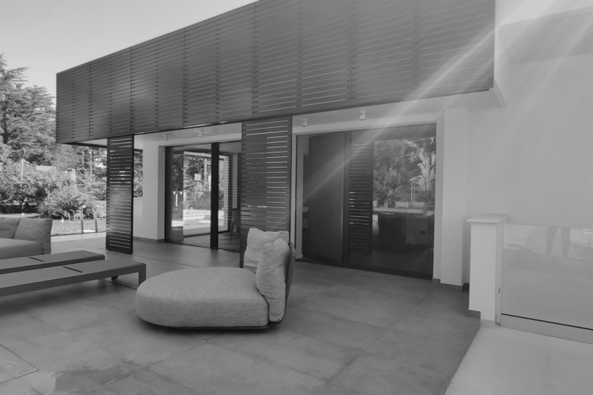 Finestre in alluminio minimal a Fasano (Br) per una villa privata